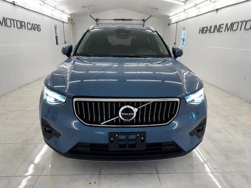 2024 Volvo XC40 B5 Plus Bright Theme