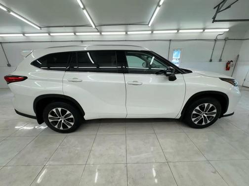 Blizzard Pearl 2021 Toyota Highlander XLE