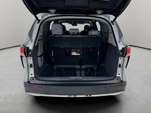 Celestial Silver Metallic 2022 Toyota Sienna XLE