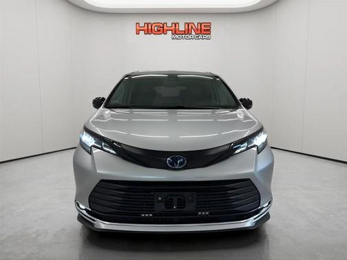 Celestial Silver Metallic 2022 Toyota Sienna XLE