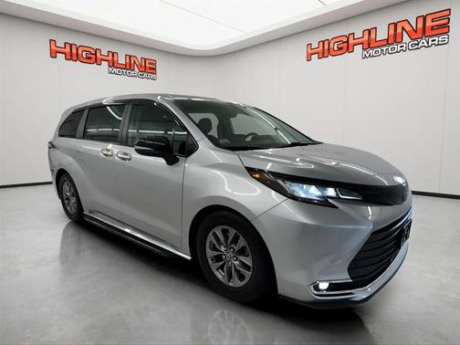 Celestial Silver Metallic 2022 Toyota Sienna XLE