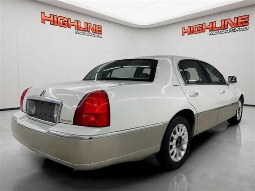 White 2006 Lincoln Town Car Signature