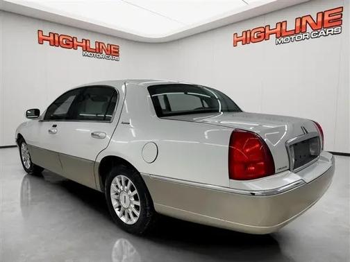 White 2006 Lincoln Town Car Signature