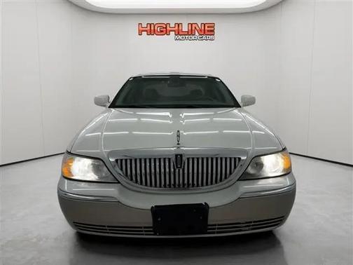 White 2006 Lincoln Town Car Signature