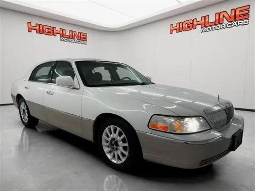 White 2006 Lincoln Town Car Signature