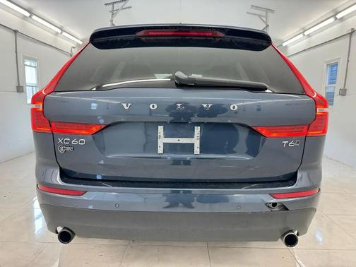 Dark Blue 2020 Volvo XC60 T6 Momentum