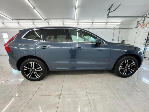 Dark Blue 2020 Volvo XC60 T6 Momentum