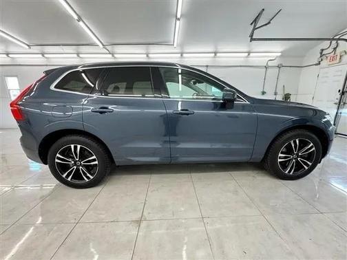 Dark Blue 2020 Volvo XC60 T6 Momentum