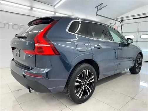 Dark Blue 2020 Volvo XC60 T6 Momentum