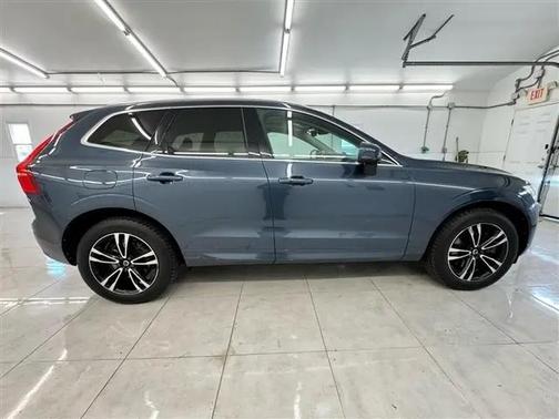 Dark Blue 2020 Volvo XC60 T6 Momentum