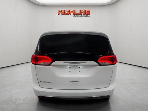 Bright White Clearcoat 2017 Chrysler Pacifica Touring-L