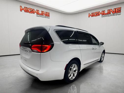 Bright White Clearcoat 2017 Chrysler Pacifica Touring-L