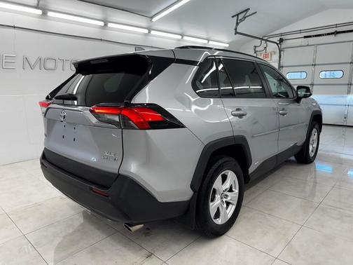 2020 Toyota RAV4 Hybrid XLE