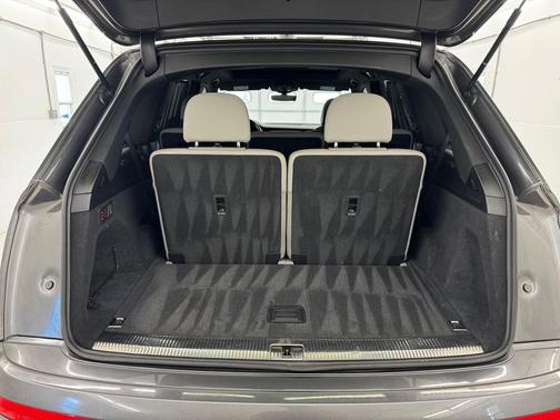 2022 Audi Q7 45 Premium Plus