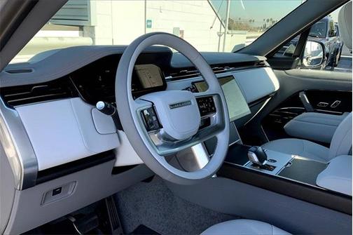2025 Land Rover Range Rover P615 SV