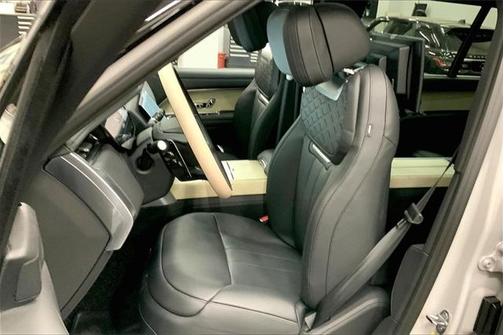 2025 Land Rover Range Rover P615 SV