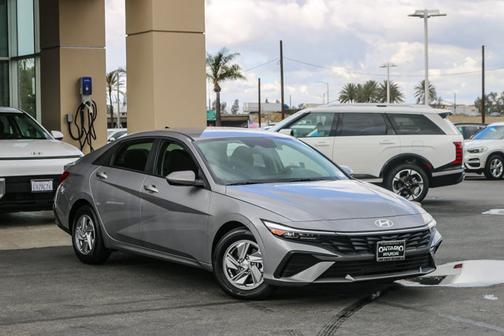 Gray 2025 Hyundai ELANTRA SE