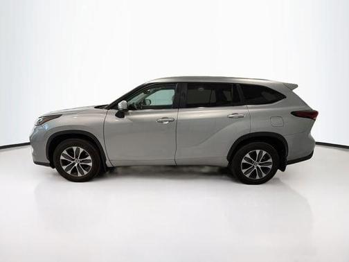 Celestial Silver Metallic 2024 Toyota Highlander XLE