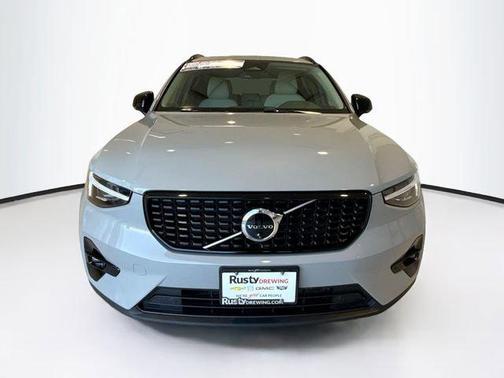 2024 Volvo XC40 B5 Ultimate Dark Theme