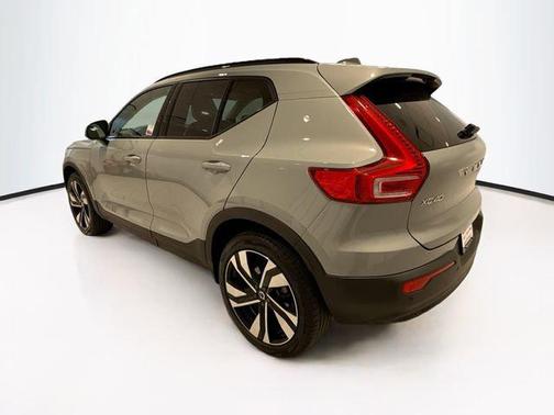 2024 Volvo XC40 B5 Ultimate Dark Theme