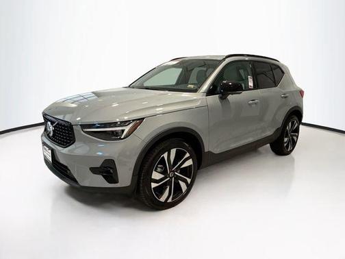 2024 Volvo XC40 B5 Ultimate Dark Theme