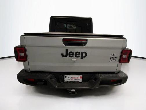 Silver Zynith Clearcoat 2022 Jeep Gladiator Willys 4x4