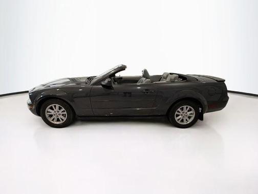 2007 Ford Mustang Deluxe