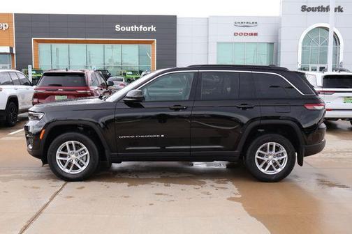 Diamond Black 2026 Jeep Grand Cherokee Laredo