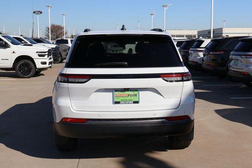 2026 Jeep Grand Cherokee Laredo