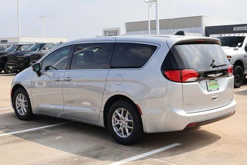 Silver Mist Clearcoat 2026 Chrysler Voyager LX
