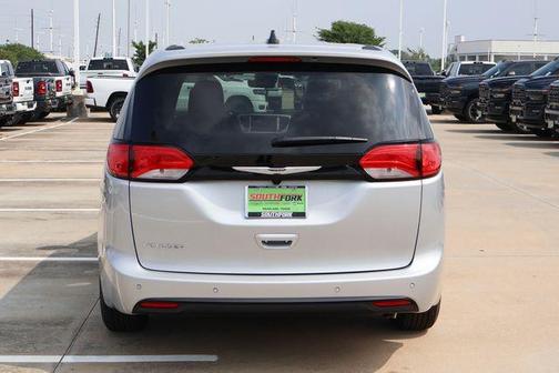 Silver Mist Clearcoat 2026 Chrysler Voyager LX