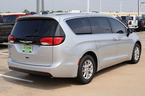 Silver Mist Clearcoat 2026 Chrysler Voyager LX