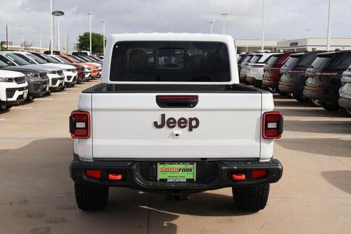 Bright White Clearcoat 2026 Jeep Gladiator Mojave