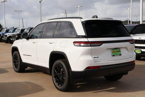 Bright White Clearcoat 2026 Jeep Grand Cherokee Laredo