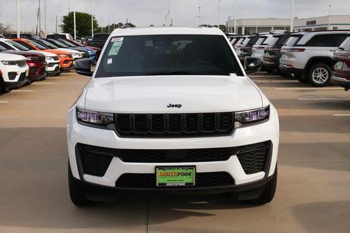 Bright White Clearcoat 2026 Jeep Grand Cherokee Laredo
