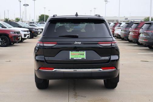 Diamond Black 2026 Jeep Grand Cherokee Laredo