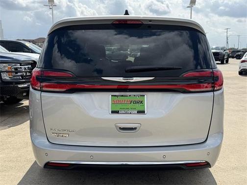 2024 Chrysler Pacifica Touring-L