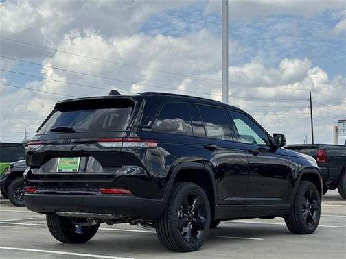 2025 Jeep Grand Cherokee Laredo