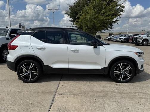 2022 Volvo XC40 T5 R-Design