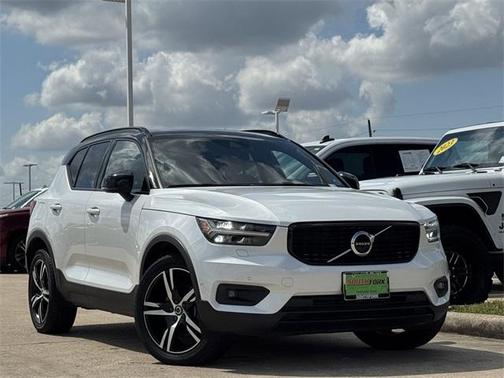 2022 Volvo XC40 T5 R-Design