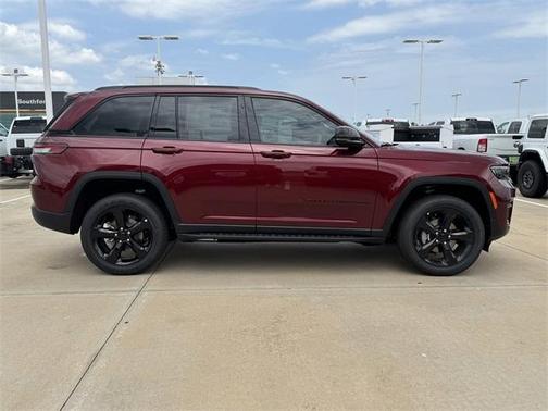 2025 Jeep Grand Cherokee Laredo