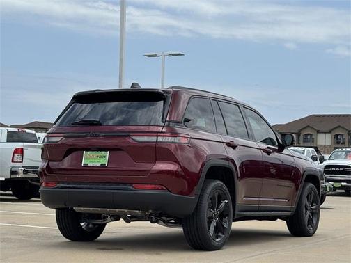 2025 Jeep Grand Cherokee Laredo