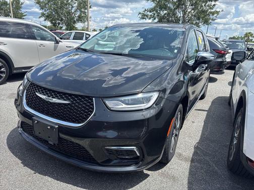 Brilliant Black Crystal Pearlcoat 2023 Chrysler Pacifica Hybrid Limited