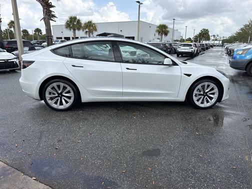 Pearl White Multi-Coat 2022 Tesla Model 3 Standard Range