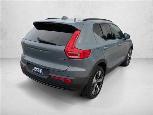 2023 Volvo XC40 B5 Ultimate Dark Theme