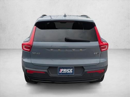 2023 Volvo XC40 B5 Ultimate Dark Theme