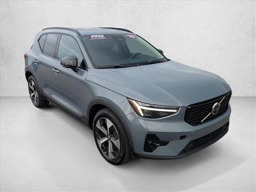 2023 Volvo XC40 B5 Ultimate Dark Theme