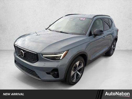 2023 Volvo XC40 B5 Ultimate Dark Theme
