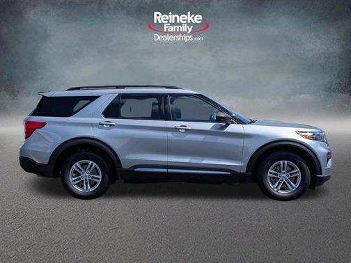 ICONIC SILVER METALLIC 2023 Ford Explorer XLT