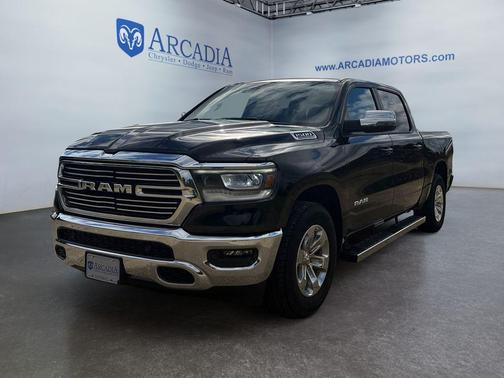 Diamond Black Crystal Pearlcoat 2023 RAM 1500 Laramie